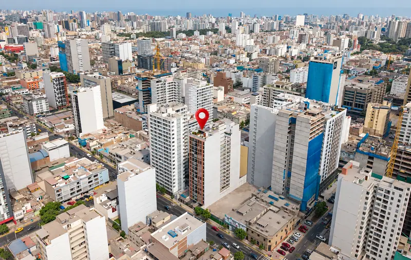 Vista aérea del edificio y su entorno en Lima